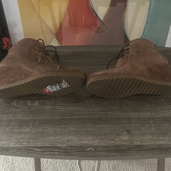 Beautiful Color Kamel Brand New … Worn Once..Comfortable and Classy! - Picture 5 of 6